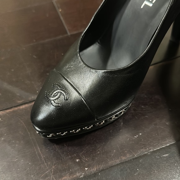 BLACK CHANEL CHAIN PUMPS - Picture 4 of 6